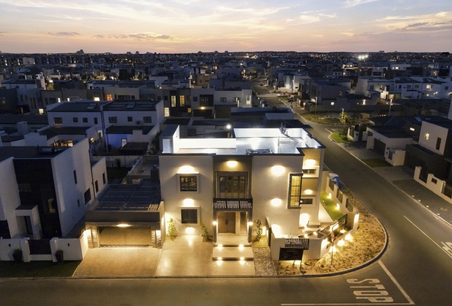 6 Bedroom Property for Sale in Sandown Western Cape